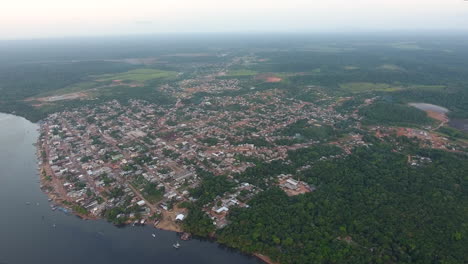Oiapoque-Stadt-In-Brasilien,-Ansicht-Per-Drohne.-Sonnenuntergangszeit